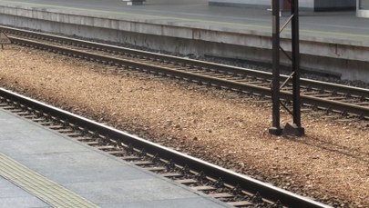 Świętokrzyskie: Osobówka wjechała pod pociąg. Nie żyje 53-letni kierowca 