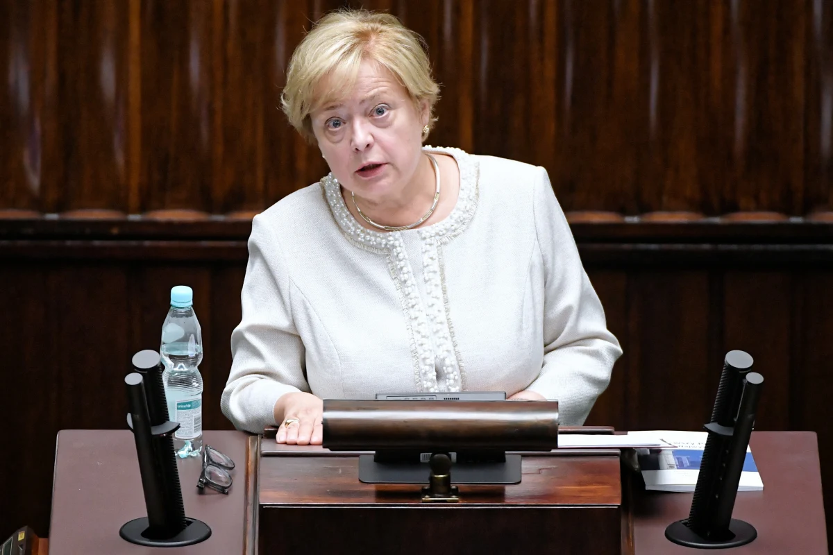 Jeśli chodzi o mój status - I prezesa SN - to on się nie zmienił po rozmowie z panem prezydentem, bo konstytucja stawia mi 6-letnią kadencję, jutro jeszcze przyjdę do pracy, później zamierzam pójść na urlop - powiedziała w Sejmie Małgorzata Gersdorf. 