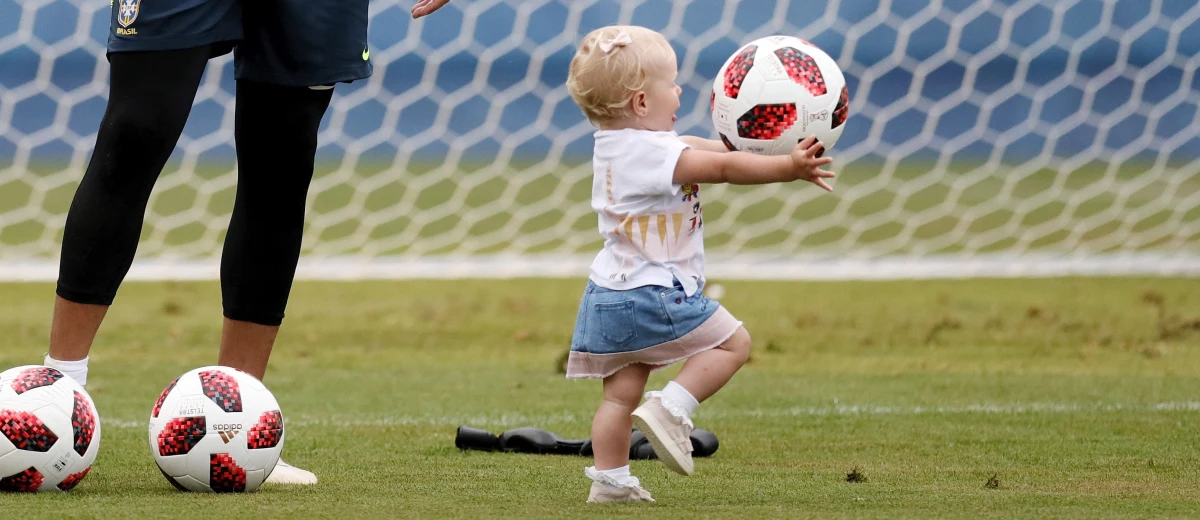 Piłkarze reprezentacji Brazylii, którzy zagrali w małym wymiarze czasowym lub wcale w poniedziałkowym meczu z Meksykiem (2:0) w 1/8 finału mistrzostw świata w Rosji, wzięli udział w treningu wyrównawczym. Na boisku pojawiły się dzieci, a na trybunach żony zawodników.