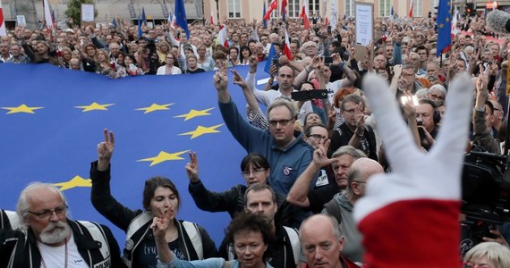 W kilkudziesięciu miastach w Polsce odbyły się demonstracje przeciwko ustawie o Sądzie Najwyższym. Według jej przeciwników, prawo wprowadzone głosami posłów PiS jest niezgodne z konstytucją. Tego zdania jest sama prezes Sądu Najwyższego Małgorzata Gersdorf. Zapowiada, że chociaż ustawa ją obejmuje - w środę przyjdzie normalnie do pracy - i wskazuje na zapis w konstytucji, który mówi, że jej kadencja ma trwać 6 lat. "Nie doszliśmy z panem prezydentem do konsensusu, kto dalej jest pierwszym prezesem Sądu Najwyższego" - powiedziała Gersdorf do protestujących w Warszawie. 