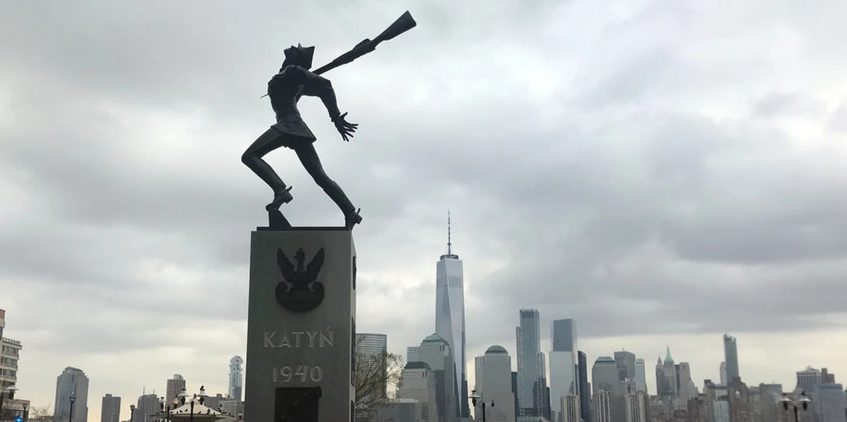 Nowojorski prawnik Sławomir Platta złożył w Urzędzie Miasta Jersey City petycję o przeprowadzenie referendum w sprawie zachowania Pomnika Katyńskiego w dotychczasowym miejscu, przy Exchange Plaza. Podpisało ją ponad 10 tys. osób.