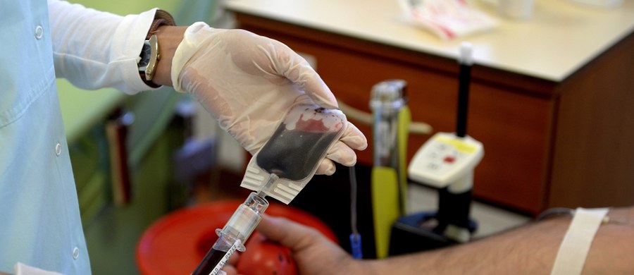 Coraz mniej Polaków oddaje krew – wynika ze statystyk Narodowego Centrum Krwi. W 2017 r. krew oddało 588 436 osób, w 2016 – 596 480, a w 2015 – 605 215 osób.