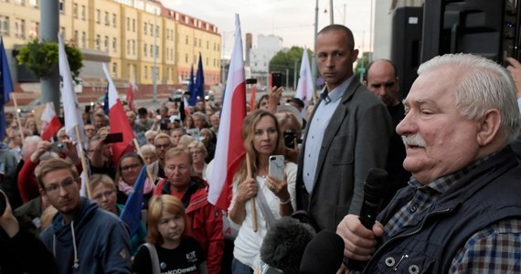 Głównym sprawcą obecnych nieszczęść Polski jest Jarosław Kaczyński; kiedy stanę na wiecu poproszę, żeby policja dowiozła go, żebyśmy publicznie porozmawiali - powiedział w środę "Rzeczpospolitej" były prezydent Lech Wałęsa.