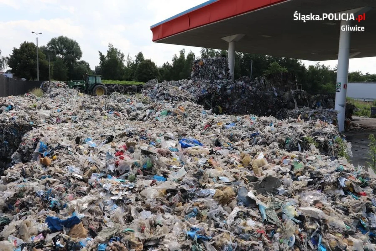 Kolejne nielegalne składowisko odpadów na Śląsku. Tym razem odkryto je w Gliwicach. Śmieci gromadzono tam na terenie nieczynnej stacji benzynowej. Co ciekawe – w pobliżu znajduje się drugie składowisko, ale to działa już legalnie.