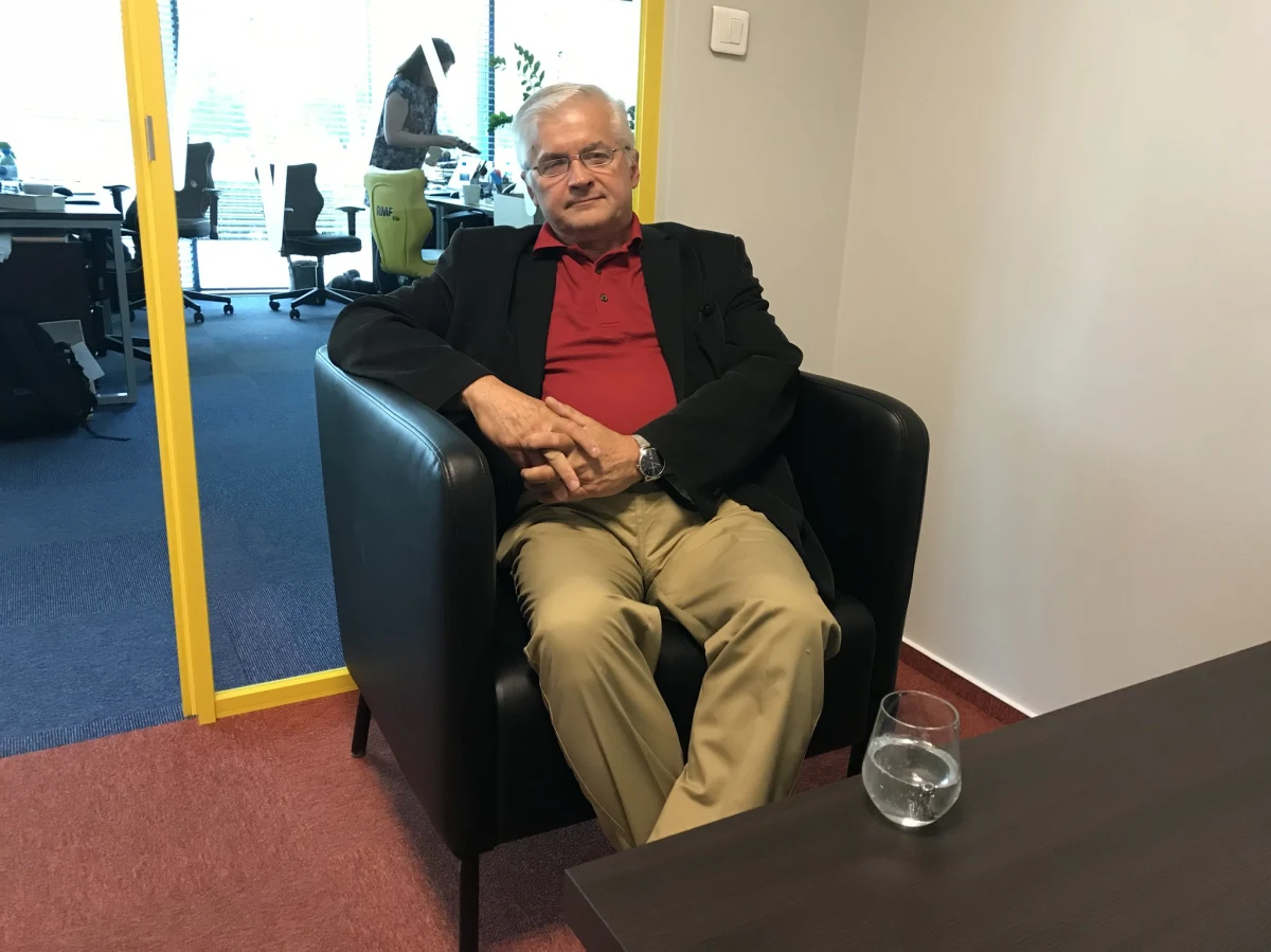 „Nie miałbym na to wielkiej ochoty, ale nie chcę też mówić kategorycznie ‘nie’, bo źle się dzieje w naszym kraju. Jestem jednym z tych, którzy uważają, że państwo jest zagrożone” –  tak na pytanie o powrót z politycznej emerytury odpowiedział w Rozmowie w samo południe w RMF FM Włodzimierz Cimoszewicz. „W dłuższej perspektywie czasu on przegra” – stwierdził były premier, odnosząc się do słów Jarosława Kaczyńskiego, który powiedział, że „bunt środowisk sędziowskich skazany jest na sromotną klęskę”. Pytany o to, czy byłby w stanie udowodnić przed sądem, że Jarosław Kaczyński wziął udział w zamachu na ustrój państwa, Cimoszewicz stwierdził: „To, że bierze w tym udział, nie ulega wątpliwości. Co do tego, czy zarzut dokonania bezprawnego zamachu na ustrój naszego państwa byłby podzielony przez sąd, nie mam stuprocentowej pewności. Ale w moim przekonaniu argumenty przemawiające za tym są bardzo poważne”. Były minister sprawiedliwości odniósł się również do wypowiedzi Joachima Brudzińskiego o Lechu Wałęsie: "Brudziński w wypowiedzi jest zwykłym chamem. Brudziński jest smarkaczem w porównaniu z tym gigantem współczesnej historii".