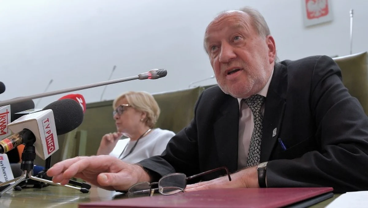 "Stanowisko I Prezesa SN - niezależnie od tego, kto by nim był - ma kadencyjność określoną w Konstytucji. Ta kadencyjność nie podlega dyskusji i zmianom ustawowym" - oświadczyła prof. Małgorzata Gersdorf na konferencji prasowej. "To jest normalna procedura, że w momencie, kiedy I Prezes nie może wykonywać swoich obowiązków to na ten okres desygnuje swoje uprawnienia jako zastępującego I Prezesa sędziemu" - podkreśliła. "Pan prezydent ani mnie nie wyznaczył, ani mi nie powierzył żadnych obowiązków, w tym zakresie nie podjął żadnej decyzji w sposób skonkretyzowany" - poinformował dziennikarzy sędzia Józef Iwulski. "Pan prezydent wyraźnie oświadczył, że prezes Gersdorf przeszła w stan spoczynku z mocy ustawy. My w dyskusji prawniczej powiedzieliśmy, że mamy inne zdanie i pozostaliśmy przy swoich zdaniach" - relacjonował. 