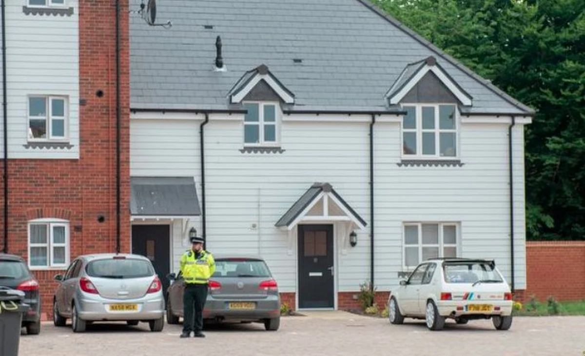 Dwie osoby znalezione nieprzytomne w domu w mieście Amesbury w południowej Anglii zostały otrute - donosi brytyjski dziennik "The Sun". Na początku marca zaledwie 10. kilometrów od Amesbury, w Salisbury - próbowano otruć byłego rosyjskiego szpiega Sierigieja Skripala i jego córkę, o co Wielka Brytania oskarżyła Rosję. Antyterroryści wyjaśniają sprawę.