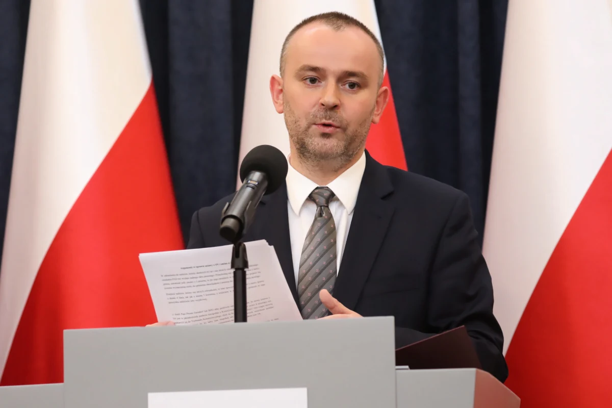 ​We wtorek Małgorzata Gersdorf mogła wyznaczyć prezesa Józefa Iwulskiego do zastępowania jej, bo była jeszcze sędzią w stanie czynnym - powiedział wiceszef Kancelarii Prezydenta Paweł Mucha. Jak dodał, z ustawy o SN wynika, że Iwulski kieruje SN "bez jakiejś aktywności prezydenta". Dopóki prezydent nie powoła pełniącego obowiązki I prezesa SN, z mocy prawa I prezesa zastępuje ten z sędziów prezesów izb, który ma najdłuższy staż sędziowski - oświadczył prezydencki minister. Mucha, pytany o decyzję prezydenta ws. powierzenia kierowania SN, oświadczył, że decyzje są w rękach prezydenta potencjalnie, ale to nie są decyzje, które będą zapadały dzisiaj, czy jutro. 