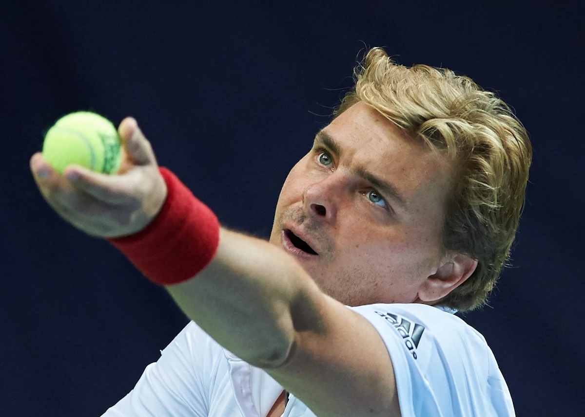 Marcin Matkowski, w parze z Jonathanem Erlichem z Izraela, awansowali do drugiej rundy debla wielkoszlemowego turnieju tenisowego Wimbledon w Londynie. Pokonali Francuzów Jonathana Eysserica i Hugo Nysa 7:6 (7-5), 7:6 (7-4), 7:6 (10-8).