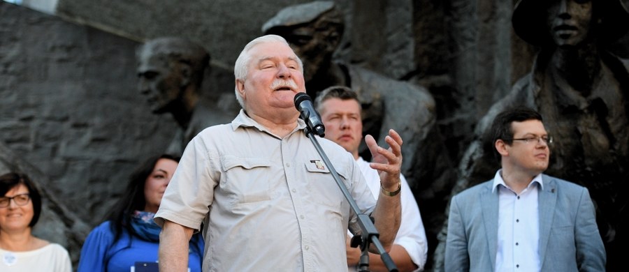 Na placu przed Sądem Najwyższym odbył się protest przeciwko zmianom w sądownictwie. Wśród przemawiających był m. in. Lech Wałęsa. "Grozi nam kryterium uliczne, ale my walczyliśmy o kartkę wyborczą, musimy pokojowo odsunąć tych, którzy  łamią prawo" - powiedział były prezydent. Protesty odbyły się także w innych miastach, m. in. Krakowie i Katowicach. 