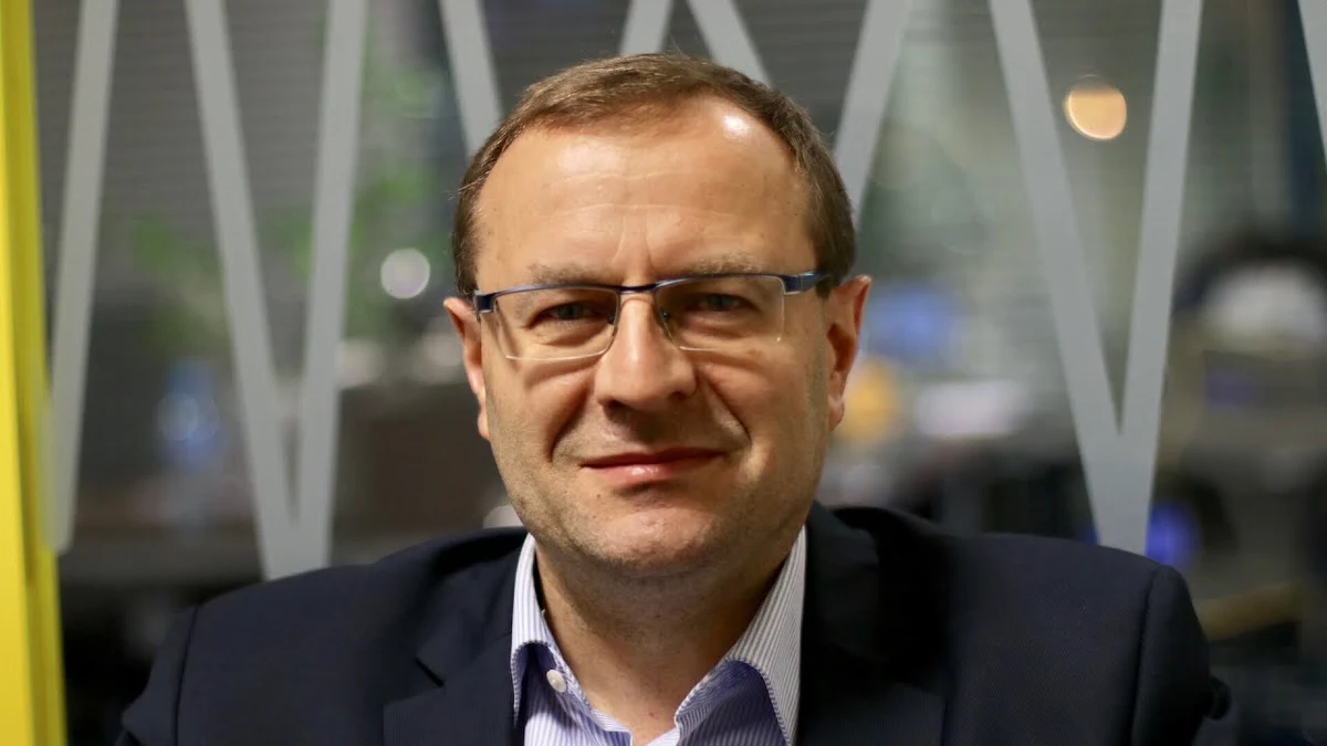 „Prezydent Andrzej Duda próbuje w jakiś sposób nie postawić kropki nad ‘i’. Próbuje grać na czas” - tak na pytanie o ocenę ostatnich poczynań prezydenta w sprawie Sądu Najwyższego odpowiedział w Rozmowie w samo południe w RMF FM profesor Antoni Dudek. Pytany o to, czy wyjaśnienia premiera Mateusza Morawieckiego - który tłumaczył w europarlamencie, że zmiany w polskim sądownictwie są wynikiem tego, że do tej pory „postkomunizm nie został w Polsce zwalczony” - przekonają Europę, odpowiedział: „Nie sądzę. Premier nie chce przyjąć do wiadomości, że minęło 28 lat, rzeczywistość się zmieniła, a stosowanie metod, które były skuteczne w okolicach roku 1990 jest nieskuteczne”. "Całe te zabawy z procedurą praworządności, to są opowieści dla naiwnych dzieci. Tak naprawdę chodzi o potężne pieniądze, które Polska może stracić w nowym budżecie UE" - stwierdził w odniesieniu do sporu między Polską, a Unią Europejską. Gość Marcina Zaborskiego stwierdził też, że sędzia Przyłębska odniosła pierwszy, spektakularny sukces, bo „po raz pierwszy pod jej rządami Trybunał Konstytucyjny wydał orzeczenie w pełnym składzie”. Profesor Dudek skomentował też doniesienia, że prezydent Andrzej Duda wkrótce wyśle swój wniosek w sprawie referendum do Senatu. „Wyśle i moim zdanie zrobi największy błąd swojej prezydentury” – powiedział, a chwilę później dodał: „Nie będę popierał fantazji prezydenta Dudy ws. referendum”.