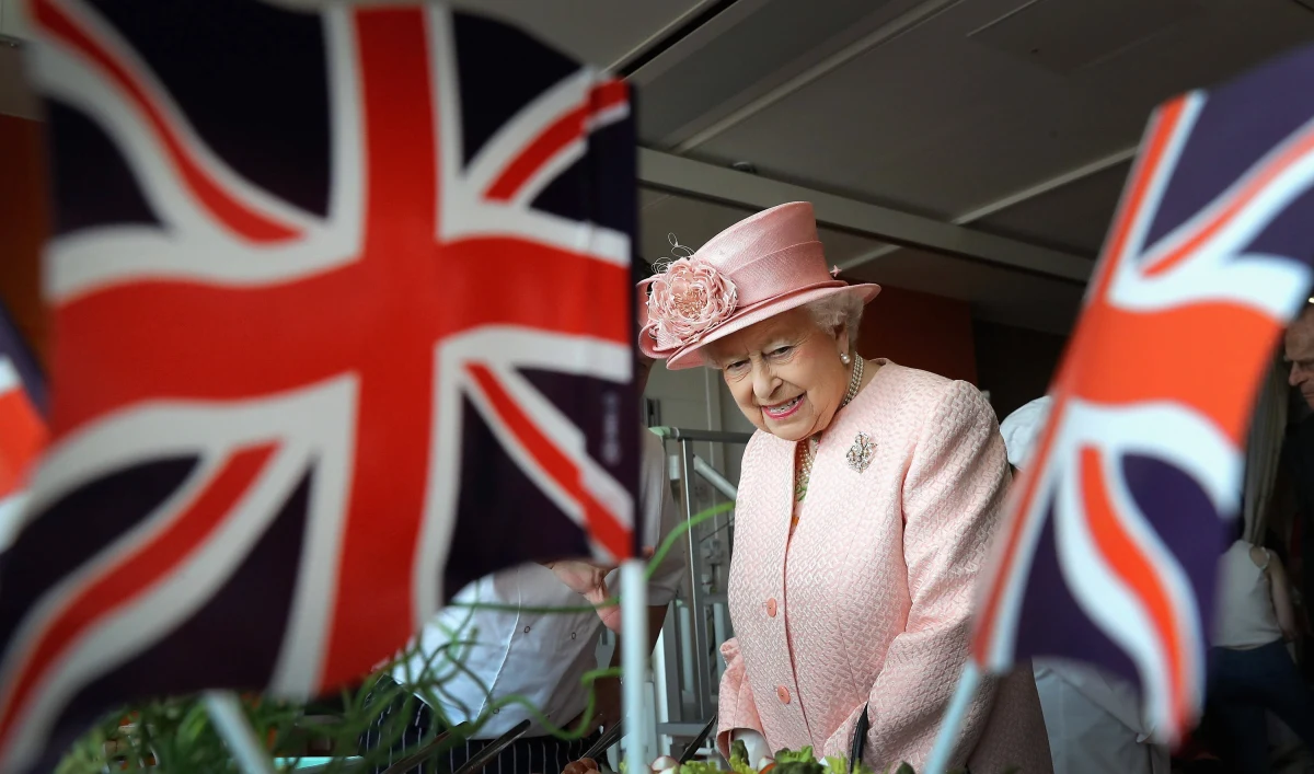 Burmistrz Genui na północy Włoch Marco Bucci, który poszukuje pieniędzy potrzebnych miastu, rozważa zwrócenie się do królowej brytyjskiej Elżbiety II o uregulowanie zaległych opłat za wypożyczenie genueńskiej flagi z krzyżem świętego Jerzego - podały media.