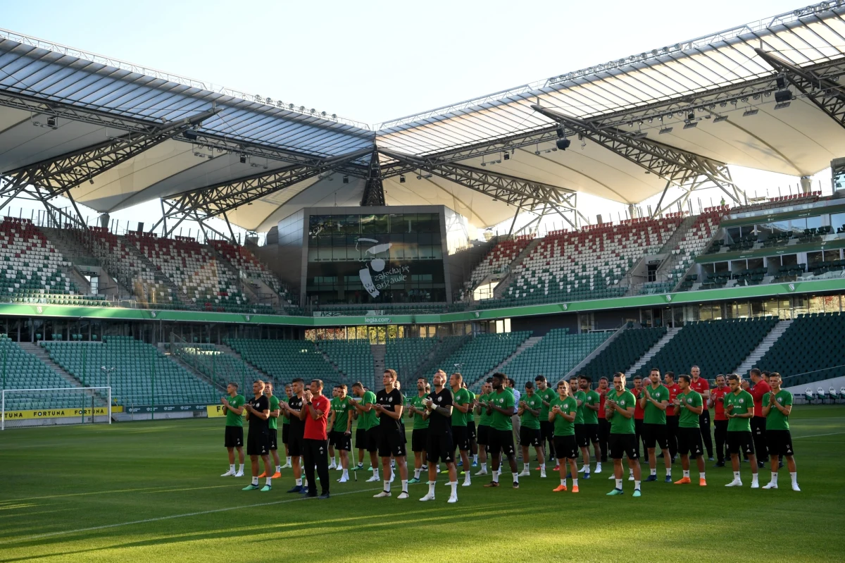 Król strzelców ubiegłego sezonu piłkarskiej ekstraklasy Hiszpan Carlitos przeniesie się z Wisły Kraków do zespołu mistrza Polski Legii Warszawa. Zdobywca 24 ligowych bramek w czwartek ma podpisać ze stołecznym klubem kontrakt. Wcześniej przejdzie testy medyczne.