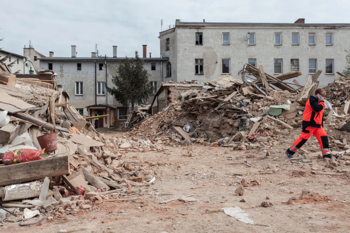Prokuratura Okręgowa w Świdnicy na Dolnym Śląsku umorzyła śledztwo ws. katastrofy budowlanej w Świebodzicach. 8 kwietnia 2017 roku pod gruzami kamienicy zginęło sześć osób.