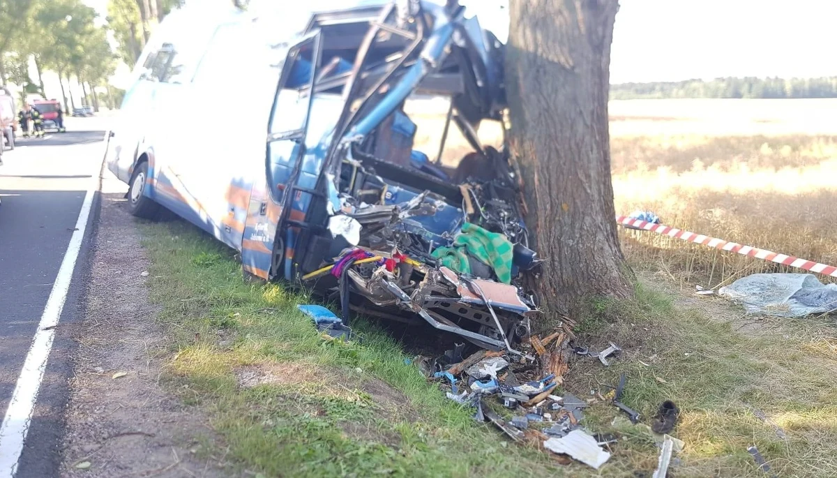 Jedna osoba zginęła, siedem zostało rannych – to bilans tragicznego w skutkach zderzenie małego autobusu z ciągnikiem rolniczym na drodze krajowej nr 33 na wysokości Wilkanowa na Dolnym Śląsku.