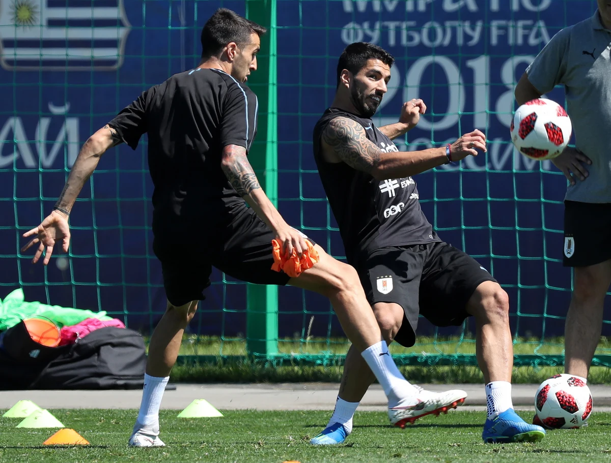 Solidną defensywę Urugwaju, która straciła tylko jedną bramkę w czterech meczach piłkarskich mistrzostw świata w Rosji, w piątek w Niżnym Nowogrodzie przetestują Francuzi z Kylianem Mbappe na czele. "Urusi" liczą też na powrót do zdrowia Edinsona Cavaniego.