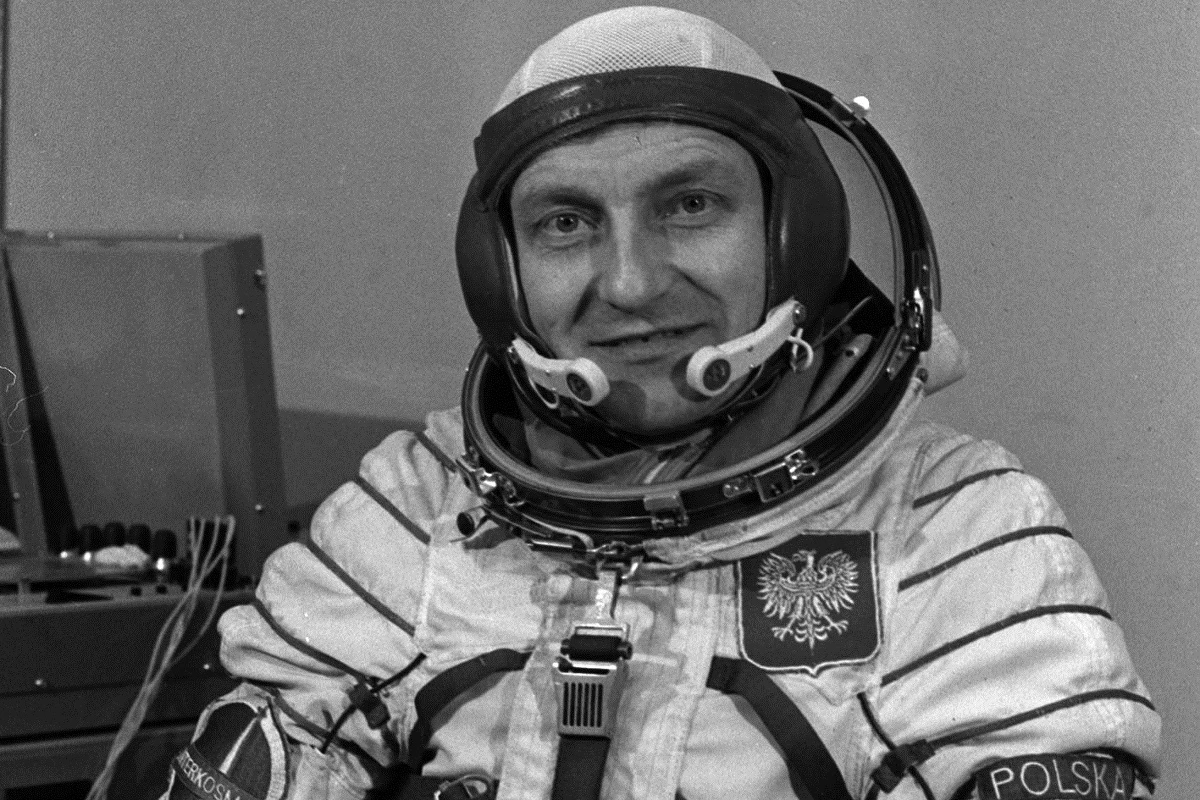 „Nie widziałem nic, ponieważ nasze iluminatory były zakopcone. To było takie niepewne - gdzie wylądujemy? Czy dobrze wylądujemy? Poszukiwały nas samoloty i śmigłowce. Nie mógł nikt nas zlokalizować” – tak w RMF FM wspomina ostatnie momenty swojej misji kosmicznej gen. Mirosław Hermaszewski. Równo 40 lat temu, 5 lipca 1978 roku jego kapsuła wylądowała w Kazachstanie po kilkudniowym locie orbitalnym. Jak wyglądało to z jego perspektywy? Czy Polak bał się ostatniego etapu, uznawanego za najniebezpieczniejszy element kosmicznych wypraw? Co czuł w pierwszych chwilach po powrocie na Ziemię? 