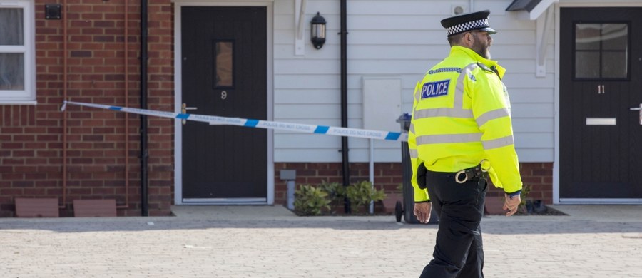 Ponad stu policjantów i inspektorów z komórki antyterrorystycznej Scotland Yardu prowadzi śledztwo w sprawie zatrucia nowiczokiem pary Brytyjczyków w Amesbury na południu Anglii. To zaledwie 10 kilometrów od Salisbury, gdzie w marcu tego roku dokonano zamachu na byłego rosyjskiego szpiega Siergieja Skripala i jego córkę. Szef brytyjskiego resortu spraw wewnętrznych twierdzi, że para nie zatruła się w miejscu, które odkażono po marcowym zamachu.