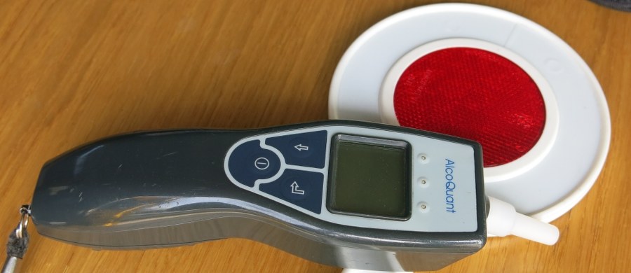 39-letnią kobietę kierującą busem policjanci zatrzymali w czwartek rano w okolicach zajezdni autobusowej w Skarżysku-Kamiennej. W busie, który miał jechać do Kielc był jeden pasażer. Policjanci zbadali siedzącą za kierownicą kobietę alkomatem. "Wydmuchała" ponad 1,5 promila alkoholu. Grozi jej do 2 lat więzienia. 