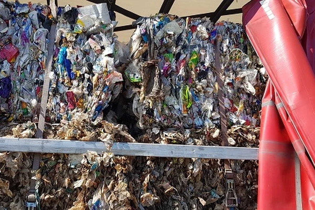 Kilkanaście ton nielegalnych odpadów wykryli na naczepie tira na Dolnym Śląsku funkcjonariusze Straży Granicznej ze Zgorzelca. Kierowca wwiózł śmieci z Niemiec. 