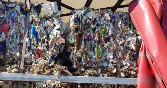 Kilkanaście ton nielegalnych odpadów wykryli na naczepie tira na Dolnym Śląsku funkcjonariusze Straży Granicznej ze Zgorzelca. Kierowca wwiózł śmieci z Niemiec. 