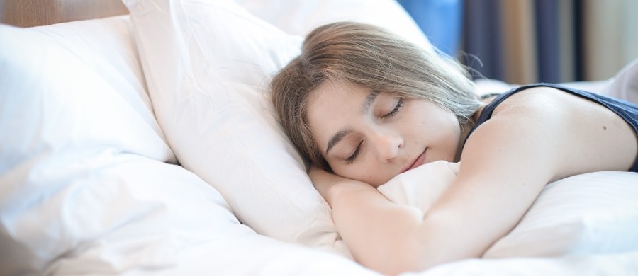 Lekarze przekonują, że spanie nago jest zdrowe. Ułatwia zapadnięcie w głęboki sen. Ponadto sprawia, że skóra lepiej oddycha i jest chłodniejsza, a dzięki temu rzadziej budzimy się w nocy i jesteśmy mniej narażeni na infekcje bakteryjne.