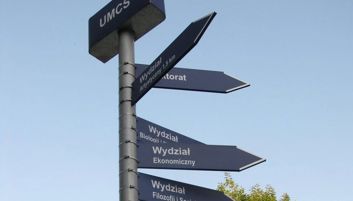 Być może mam wygórowane oczekiwania wobec studentów, ale z rosnącym smutkiem obserwuję jak z roku na rok coraz trudniej jest mi z nimi nawiązać kontakt na gruncie historii oraz literatury. Podczas wykładów, ćwiczeń i seminariów często odwołuję się do dosyć elementarnej wiedzy w tym zakresie, którą powinni przecież wynieść ze szkoły średniej, ale bardzo rzadko spotykam się z pożądanym odzewem.