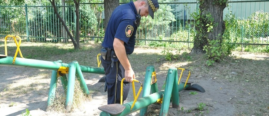 Stołeczne place zabaw w coraz lepszym stanie – tak strażnicy miejscy podsumowują zakończone kontrole warszawskich miejsc zabaw dla dzieci. Ujawnione nieprawidłowości najczęściej dotyczyły drobnych uchybień. Ogółem skontrolowano 919 placów zabaw, zarówno miejskich, jak i będących w zarządzie podmiotów prywatnych. Stan większości nie budził zastrzeżeń. 