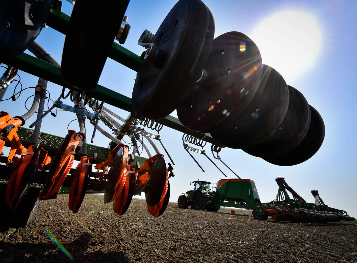 Półtoraroczny chłopczyk uległ wypadkowi w gospodarstwie ojca w gminie Lubsza. Dziecko włożyło rękę do mechanizmu pracującego ciągnika. Zostało przewiezione do szpitala - poinformowała Patrycja Kaszuba z Komendy Powiatowej Policji w Brzegu.