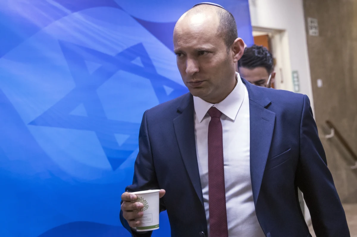 ​Wspólna deklaracja Izraela z polskim rządem to hańba, która jest pełna kłamstw i szkodzi pamięci tych, którzy zginęli w Holokauście - napisał w czwartek na Twitterze izraelski minister edukacji i diaspory Izraela Naftali Bennett. Przewodniczący partii Żydowski Dom, współrządzącej w koalicji z partią premiera Benjamina Netanjahu Likudem jest przeciwny wspólnej deklaracji premierów Polski i Izraela. Domaga się, by premier Izraela "odwołał deklarację" i przekazał ją do zatwierdzenia rządowi.