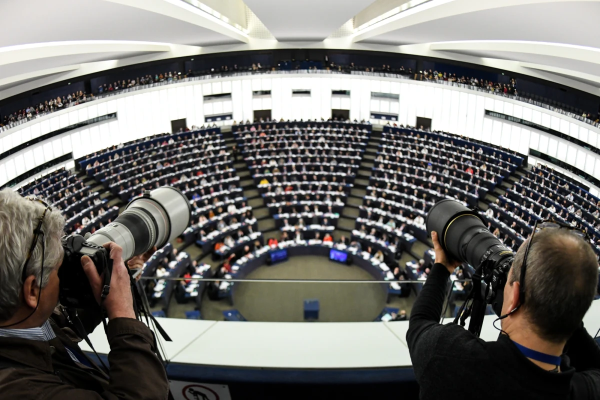 ​Parlament Europejski odrzucił w czwartek stanowisko komisji prawnej PE ws. reformy prawa autorskiego. Nowa dyrektywa ma zmienić zasady publikowania i monitorowania treści w internecie. Przepisy wzbudzają sporo kontrowersji. Przeciwnicy tych przepisów ostrzegają przed "cenzurą w internecie" i końcem wolności w sieci. Natomiast ich zwolennicy wskazują, że zmiana prawa jest konieczna, by chronić twórców i dostosować przepisy do rzeczywistości. W głosowaniu za odrzuceniem opowiedziało się 318 europosłów, przeciwko 278, a 31 wstrzymało się od głosu. Decyzja PE sprawiła, że w Polsce, Hiszpanii i we Włoszech powróciła Wikipedia, która wczoraj - w ramach protestu została wyłączona. 