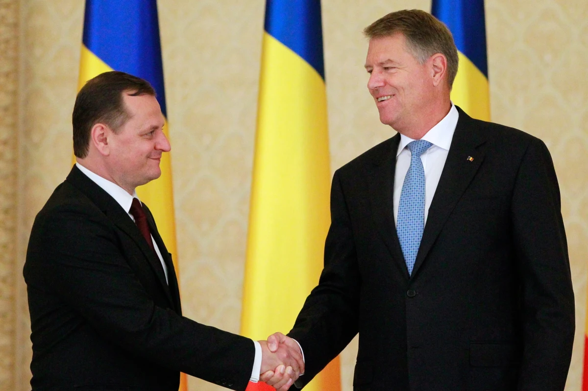 ​Rządząca w Rumunii lewicowa koalicja rozważa usunięcie z urzędu wywodzącego się z centroprawicy prezydenta Klausa Iohannisa - informuje w czwartek AFP. Zarzuca prezydentowi opieszałość w odwołaniu szefowej agencji do walki z korupcją (DNA) Laury Codruty Kovesi. "Jeśli chodzi o mnie, zawieszenie prezydenta (w obowiązkach) powinno być poważną opcją" - powiedział w czwartek dziennikarzom szef Partii Socjaldemokratycznej (PSD) Liviu Dragnea, który de facto kontroluje rumuński rząd. Dodał, że w poniedziałek koalicja będzie dyskutować na temat ewentualnego odwołania szefa państwa.