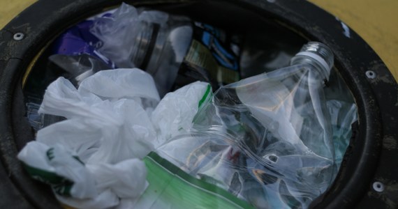 Odpady na składowiskach będzie można składować tylko przez rok, a nie jak obecnie przez trzy lata. Wprowadzenie kaucji finansowych ma zabezpieczyć samorządy przed porzucaniem śmieci - to niektóre przepisy znowelizowanej ustawy o odpadach.