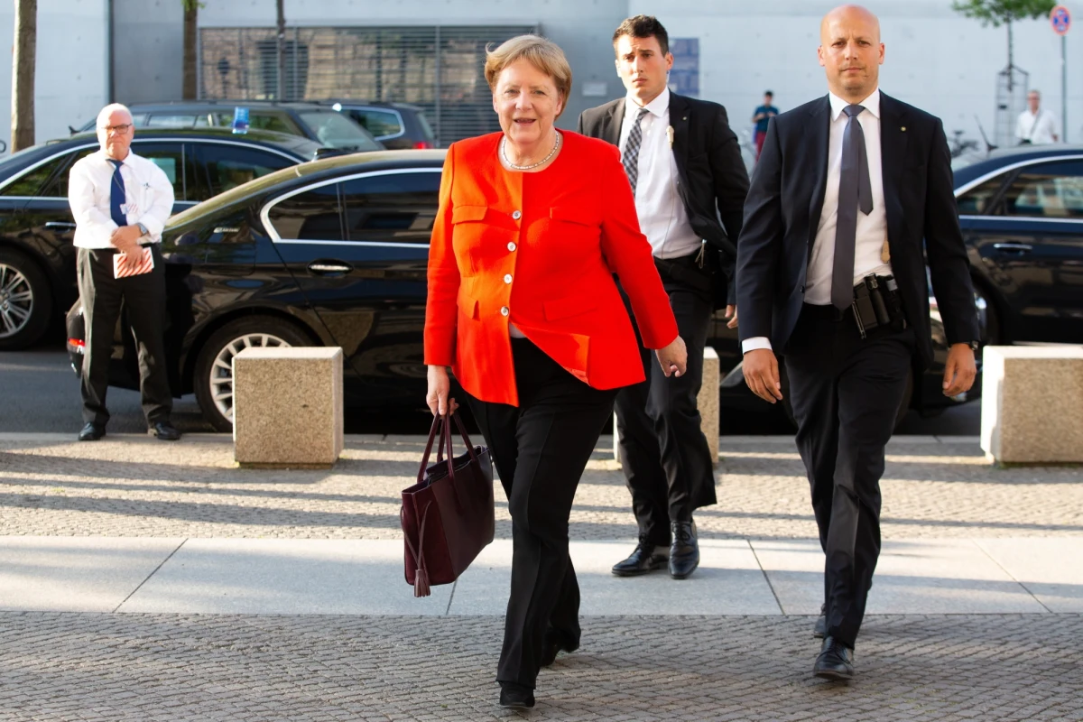 ​Przywódcy CDU, CSU i SPD - partii tworzących w Niemczech koalicję rządzącą - porozumieli się w sprawie pakietu przeciwko nielegalnej migracji i w sprawie zaostrzenia polityki azylowej - informuje w czwartek wieczorem agencja dpa.