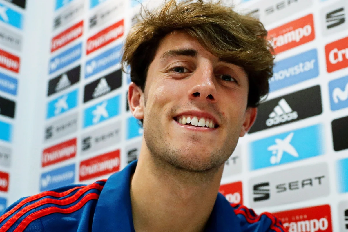 ​Alvaro Odriozola został piłkarzem Realu Madryt. Hiszpańskie media informują, że stołeczny klub zapłacił Realowi Sociedad za 22-letniego obrońcę 40 mln euro. To pierwszy transfer "Królewskich" po objęciu zespołu przez trenera Julena Lopetegui'ego.
