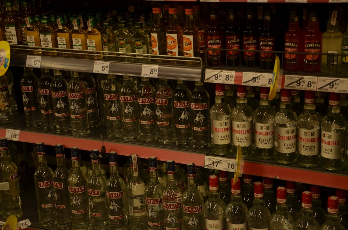 Kolejne samorządy podejmują uchwały o wprowadzeniu bądź nie nocnej prohibicji. Takie możliwości daje im znowelizowana ustawa o wychowaniu w trzeźwości i przeciwdziałaniu alkoholizmowi. Dyskusje radnych są często ostre, a przywoływane w nich argumenty świadczą, że jest to wyjątkowo gorący temat. 