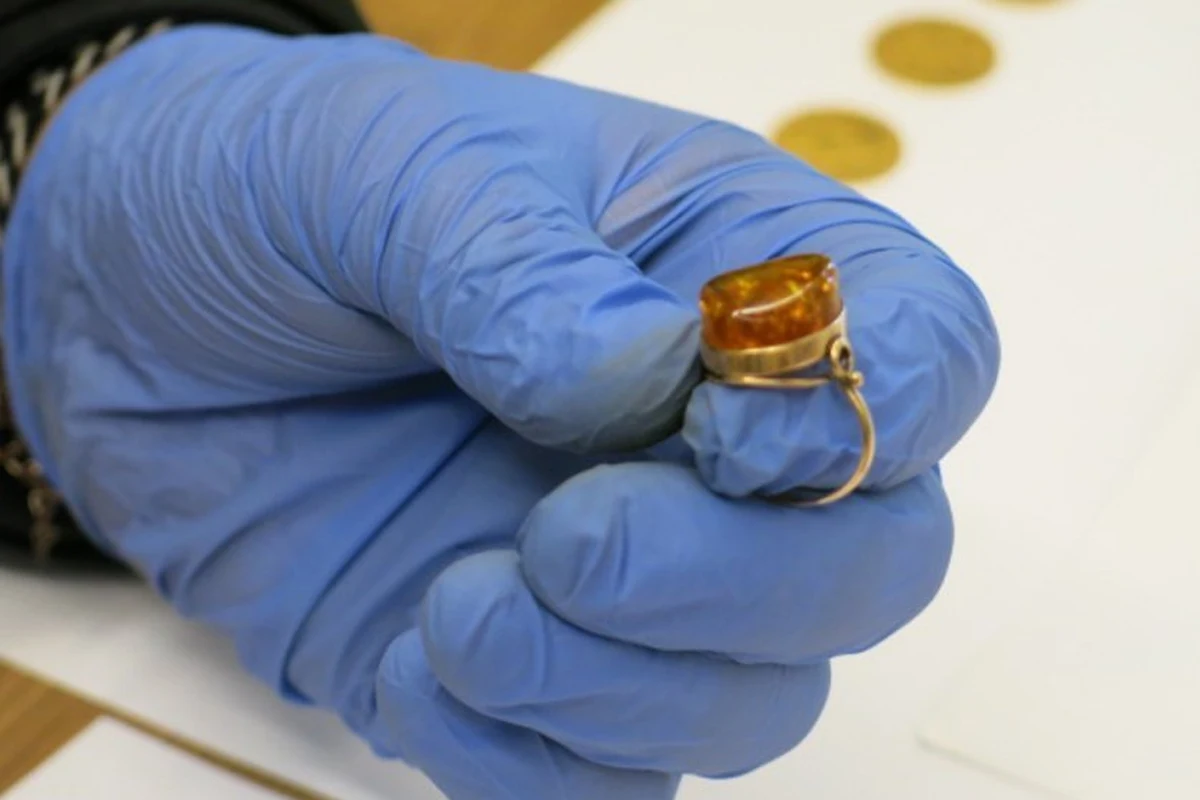 ​Centralne Biuro Śledcze Policji rozbiło grupę, która oszukiwała warszawskich emerytów metodą "na policjanta" oraz "na prokuratora". Zatrzymano pięciu mężczyzn, a sąd tymczasowo ich aresztował. Kryminalni odzyskali też złoto i biżuterię o wartości kilkuset tysięcy złotych.