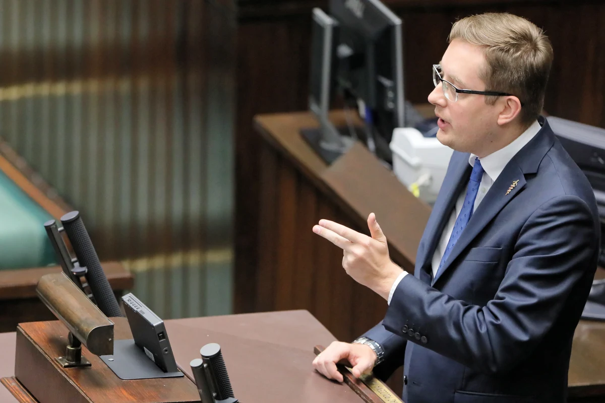 Prezydium Sejmu nie obniży uposażenia posłowi Robertowi Winnickiemu za jego zachowanie podczas poprzedniego posiedzenia Sejmu - poinformował dyrektor Centrum Informacyjnego Sejmu Andrzej Grzegrzółka. Winnicki próbował blokować mównicę podczas głosowania ws. projektu noweli ustawy o IPN." Ja dążyłem do zablokowania prac nad tą ustawą, to był mój cel" - przyznał Winnicki.