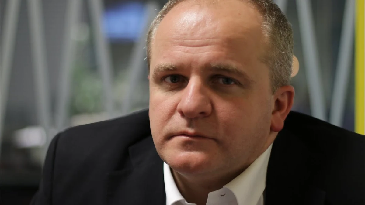 "Prezydent robi bardzo dużo, żeby coś zrobić i nic nie zrobić" - tak sytuację wokół Sądu Najwyższego ocenił Paweł Kowal w Rozmowie w samo południe w RMF FM.  Były wiceminister spraw zagranicznych wyjaśnił też, co jego zdaniem spowodowało spór Polski z Komisją Europejską. „Rząd przyspiesza scenariusze dla niego samego niekorzystne (…). Dlaczego tak się dzieje? Nie jestem w stanie tego wytłumaczyć” – stwierdził. I dodał, że „mocne wejście instytucji wspólnotowych w sprawy wewnętrzne państwa zostało spowodowane błędami politycznymi po polskiej stronie”. Gość Marcina Zaborskiego odniósł się też do nowelizacji ustawy o IPN. „Największym sukcesem ze strony polskiej było wpisanie do nowelizacji antypolonizmu, który nie funkcjonuje w analizie naukowej” - stwierdził.  Pytany o to, czy wziąłby udział w negocjacjach dotyczących ukraińskiego wątku w ustawie o IPN, odpowiedział: „To jest kwestia szacunku do własnego państwa. Szczerze można powiedzieć, że mnie opinia strony ukraińskiej nie interesuje (…). Uważam, że ta kwestia powinna zostać rozwiązana jednostronnie”.