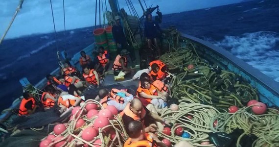 ​Do 27 wzrosła liczba ofiar zatonięcia statku z chińskimi turystami u wybrzeży tajlandzkiej wyspy Phuket na Morzu Andamańskim. 29 osób nadal jest poszukiwanych - poinformowała w piątek królewska marynarka wojenna Tajlandii.