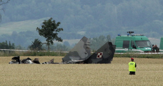 ​Trwa wyjaśnianie okoliczności katastrofy wojskowego MIG-a 29, który w nocy rozbił się pod Pasłękiem w Warmińsko-Mazurskiem. Maszyna spadła na pole uprawne, zginął pilot. Jak dowiedzieli się dziennikarze śledczy RMF FM, 33-letni porucznik zgłaszał problemy techniczne.