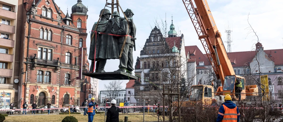 ​"Monumento mori" - tak rosyjski dziennik "Kommiersant" tytułuje artykuł o burzeniu pomników w Polsce. Gazeta publikuje mapę Polski z zaznaczonymi do wyburzenia pomnikami wdzięczności Armii Czerwonej - relacjonuje korespondent RMF FM w Moskwie Przemysław Marzec. Rosyjskie władze od dawna zarzucają Polsce łamanie dwustronnej umowy o ochronie miejsc pamięci. Rekomendacje o zburzeniu 75 pomników wydał IPN, a decydować będą władze lokalne.