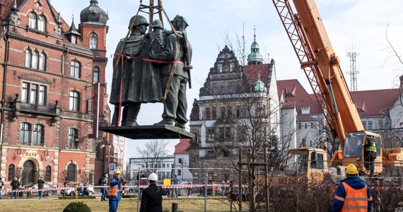 ​"Monumento mori" - tak rosyjski dziennik "Kommiersant" tytułuje artykuł o burzeniu pomników w Polsce. Gazeta publikuje mapę Polski z zaznaczonymi do wyburzenia pomnikami wdzięczności Armii Czerwonej - relacjonuje korespondent RMF FM w Moskwie Przemysław Marzec. Rosyjskie władze od dawna zarzucają Polsce łamanie dwustronnej umowy o ochronie miejsc pamięci. Rekomendacje o zburzeniu 75 pomników wydał IPN, a decydować będą władze lokalne.