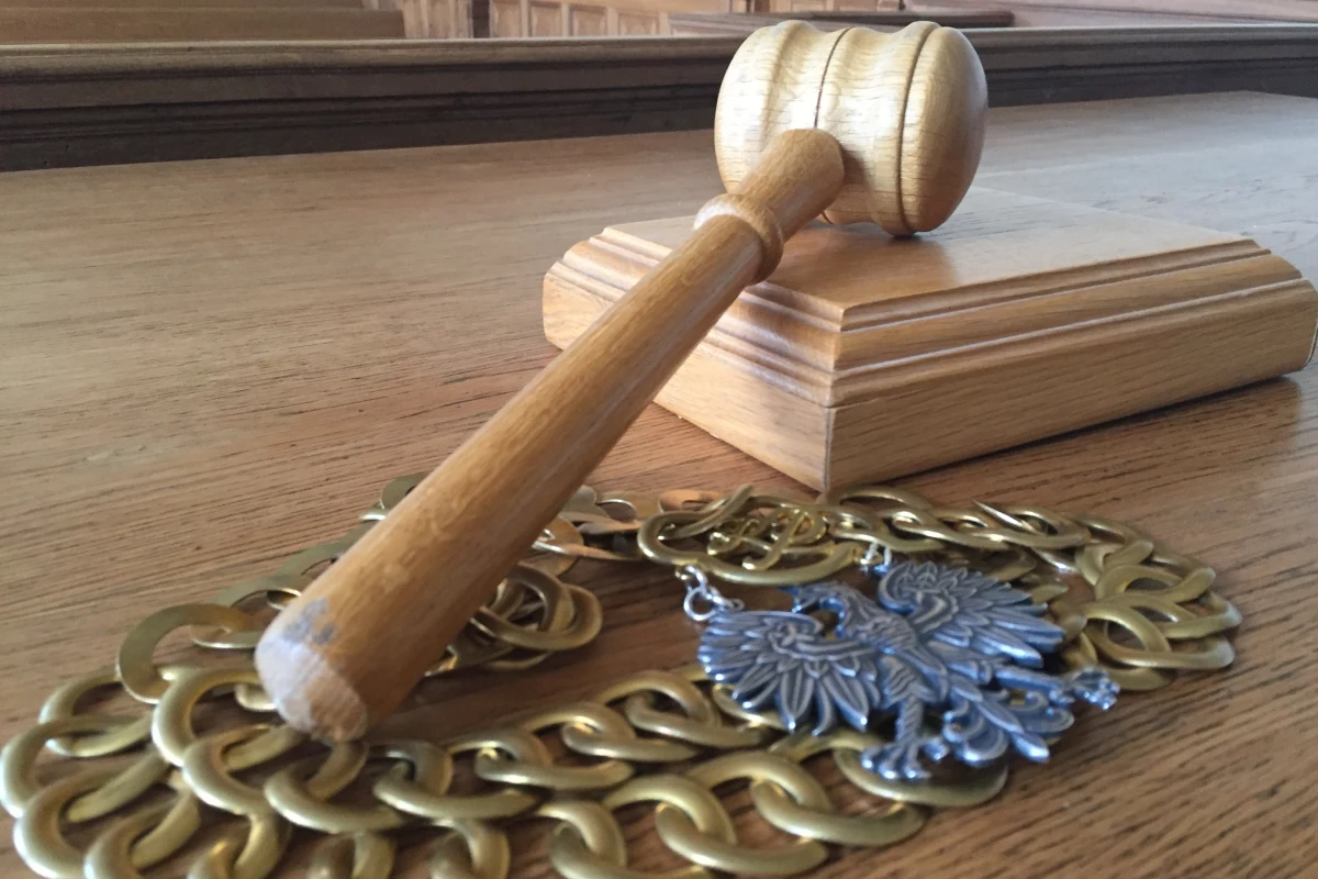 ​Remigiusz L., który w 2016 roku w Luboniu (Wielkopolskie) zabił 71-letnią matkę swojej partnerki, trafi na 25 lat do więzienia. Sąd Apelacyjny w Poznaniu utrzymał wyrok sądu pierwszej instancji. Odnosząc się do wniosku prokuratora i oskarżycielki posiłkowej o wymierzenie oskarżonemu kary dożywotniego pozbawienia wolności, sąd stwierdził, że celem kary nie może być "barbarzyńska zemsta".