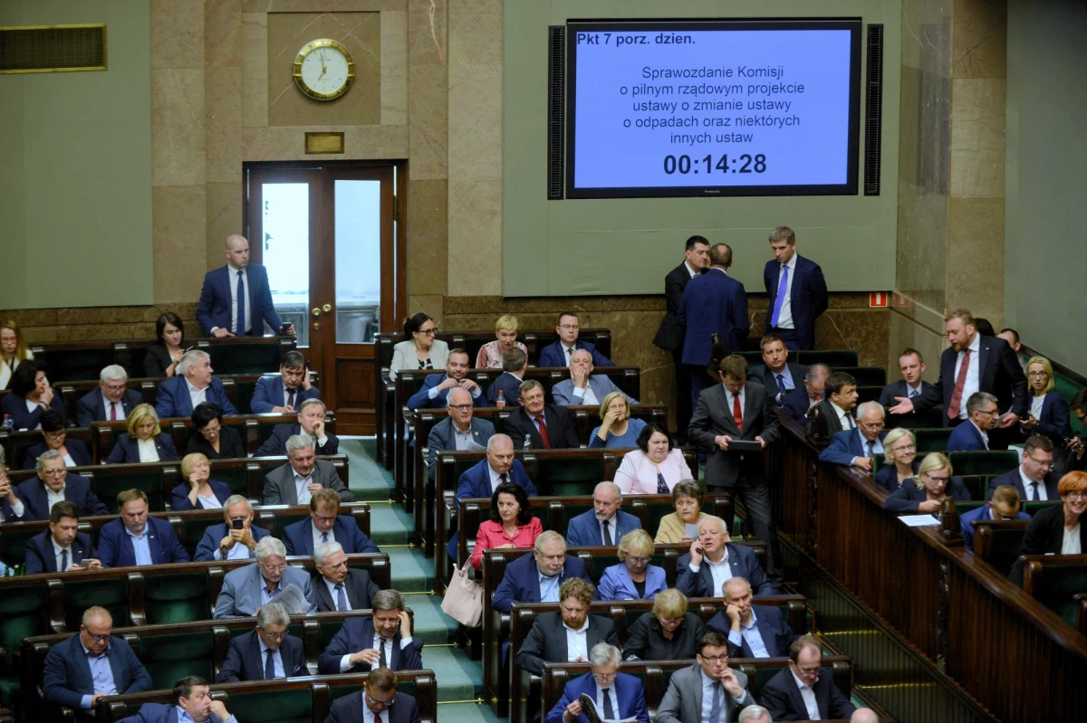 Gdyby wybory parlamentarne odbyły się na przełomie czerwca i lipca ,Prawo i Sprawiedliwość uzyskałoby 40 proc. poparcia wśród osób deklarujących udział w głosowaniu – wynika z sondażu CBOS. Na drugim miejscu znalazłaby się Platforma Obywatelska (16 proc.), a na trzecim Kukiz'15 (8 proc.).