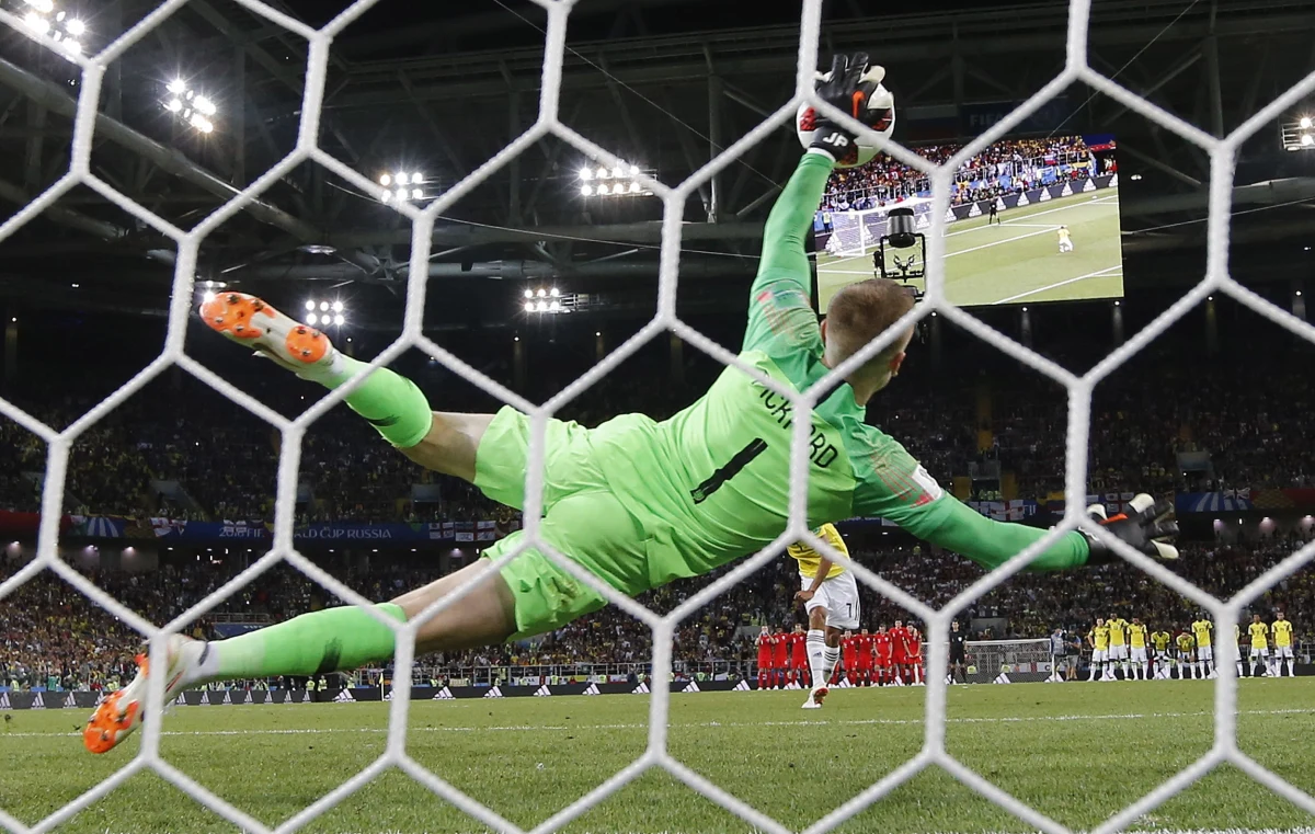 Od chwili, gdy piłkarskie Mistrzostwa Świata 2018 wkroczyły w fazę pucharową, piłkarze i trenerzy muszą się liczyć z tym, że mecze nie zakończą się w czasie 90 minut, będą konieczne dogrywki, a nawet serie rzutów karnych. W tym roku, z ośmiu meczów 1/8 finału, trzy wymagały dogrywek, w każdym z tych przypadków o wygranej decydowały karne. W czasie dzisiejszych i jutrzejszych meczów ćwierćfinałowych może być podobnie. O tym, jak piłkarze reagują na dodatkowy wysiłek i co mogą zrobić, by w dogrywce utrzymać poziom gry piszą na łamach czasopisma "British Journal of Sports Medicine" naukowcy z University of Huddersfield. Pomagają przede wszystkim łatwe do przyswojenia węglowodany.