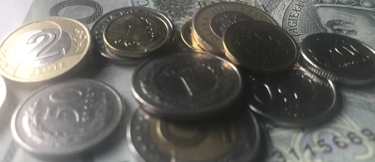 ​Opłaty w bankach mają być wyższe - tak zapowiada prezes Związku Banków Polskich, zrzeszającego największe działające w Polsce instytucje finansowe. Opłaty mają rosnąć pomimo, że stopy procentowe w Polsce od lat pozostają na rekordowo niskim poziomie.