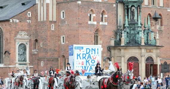 Taki pomysł mógł zgłosić tylko ktoś całkowicie nieczuły na jedną z najbardziej znanych tradycji tego miasta i kompletnie obojętny na poezję Konstantego Ildefonsa Gałczyńskiego. Wprawdzie w XXI wieku korzystamy już na co dzień z bardziej nowoczesnych środków lokomocji, ale jakże wyobrazić sobie centrum Krakowa bez ciągniętych przez pięknie przybrane konie pojazdów o różnych - niekiedy zbyt wydumanych - kształtach?