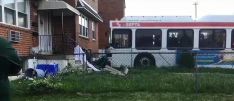 Autobus komunikacji miejskiej wjechał w dom jednorodzinny w Filadelfii w stanie Pensylwania w USA. W wypadku zginął 52-letni mężczyzna. 28-latek oraz 21-letnia kobieta, którzy znajdowali się w domu, trafili do szpitala z obrażeniami. 