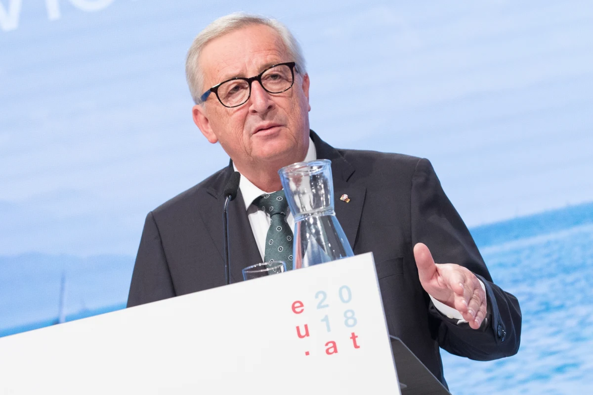 ​Komisja Europejska zaprezentuje we wrześniu propozycję prawną mająca na celu zwiększenie ochrony granic zewnętrznych UE - poinformował w piątek w Wiedniu przewodniczący KE Jean-Claude Juncker. "Zgodziliśmy się dziś, że we wrześniu KE przedstawi propozycję w sprawie ochrony granic zewnętrznych. Od teraz do 2027 roku chcemy dodatkowych 10 tys. strażników granicznych" - powiedział szef KE na konferencji prasowej po spotkaniu kolegium komisarzy z rządem sprawującej prezydencję Austrii.